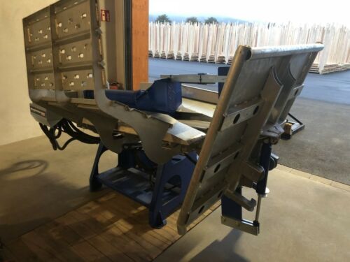 Auf einem Parkplatz steht eine Maschine auf dem Boden.