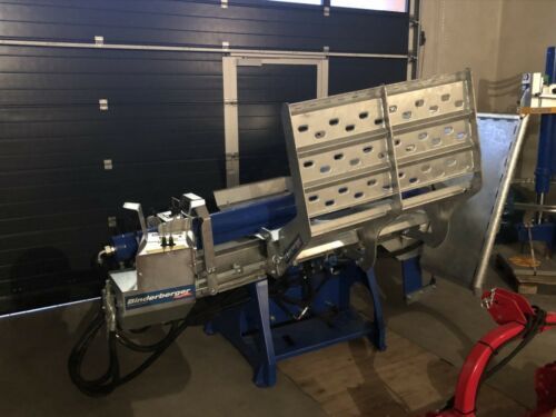 Eine Maschine steht in einer Garage neben einem Garagentor.