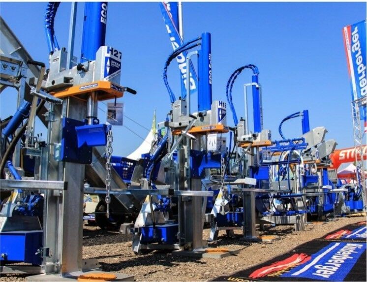 Eine Reihe blauer und silberner Maschinen mit dem Wort Delfin darauf