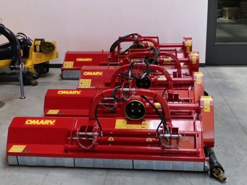 Eine Reihe von Omary Rasenmähern stehen aufgereiht auf dem Boden