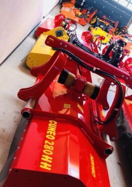 Eine rot-gelbe Maschine mit der Nummer 280 darauf