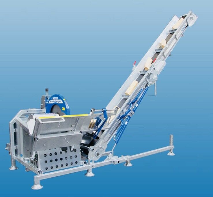 Eine Maschine mit angeschlossenem Förderband