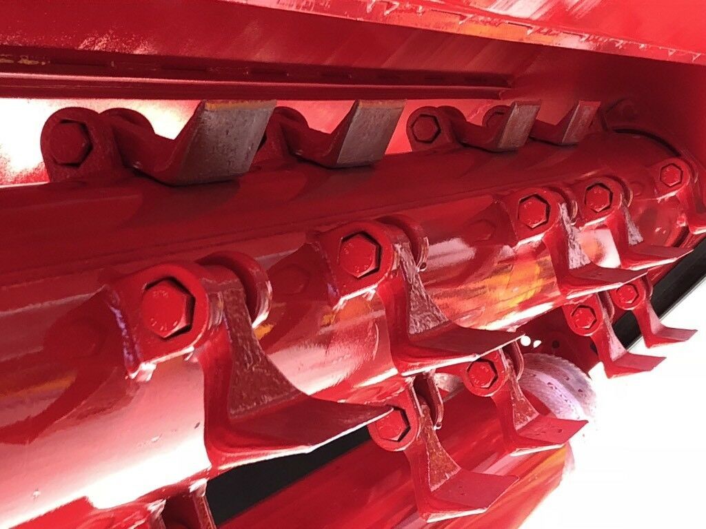 Eine Nahaufnahme eines roten Objekts mit vielen Löchern darin