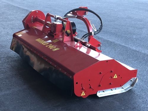 Ein roter Traktor steht am Straßenrand.