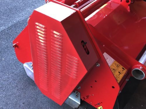 Eine Nahaufnahme einer roten Maschine mit einem Warnhinweis darauf