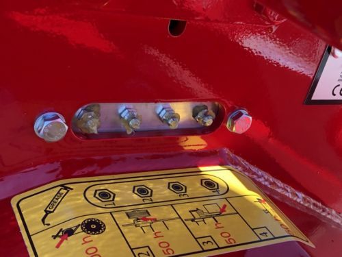 Eine Nahaufnahme eines roten Objekts mit einem gelben Aufkleber darauf