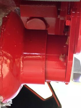 Eine Nahaufnahme eines roten Objekts mit einer Schraube darauf