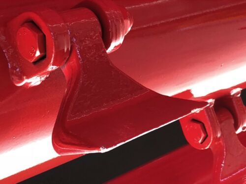 Eine Nahaufnahme eines roten Metallobjekts mit schwarzem Hintergrund