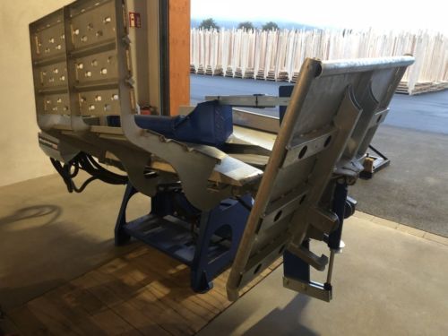 Eine Maschine steht auf einem Parkplatz neben einem Gebäude.