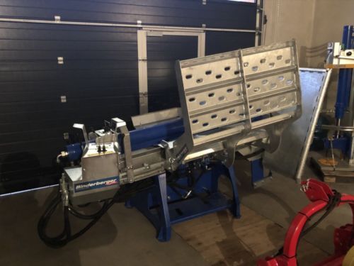 Eine Maschine steht in einer Garage neben einem blauen Garagentor.