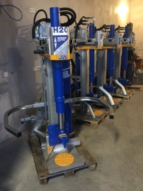 Eine Reihe blauer und silberner Maschinen mit der Nummer H20 darauf