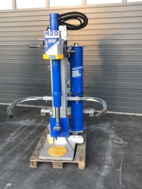 Eine blaue Maschine mit der Nummer 20 darauf