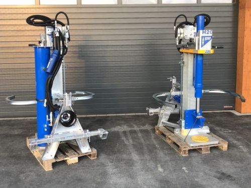 Zwei Blocksägen stehen auf Paletten vor einem Garagentor.