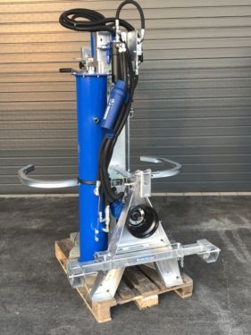 Eine blau-silberne Maschine steht auf einer Holzpalette.