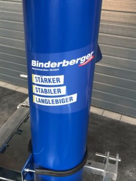 Ein blauer Binderberger-Zylinder ist an einer Metallstange befestigt