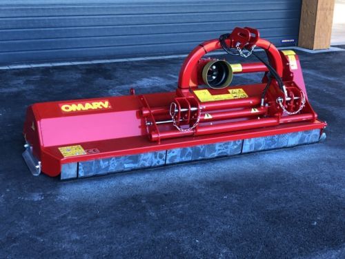 Eine rot-rosa Maschine mit dem Wort „Omary“ darauf