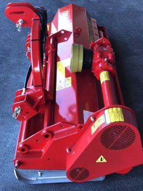 Eine rote Maschine mit einem gelben Dreieck darauf