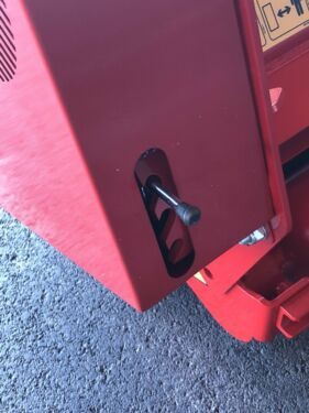 Eine Nahaufnahme einer roten Box mit einem gelben Schild darauf