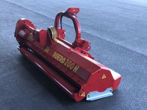 Ein roter Roero 200 h Rasenmäher liegt auf dem Boden