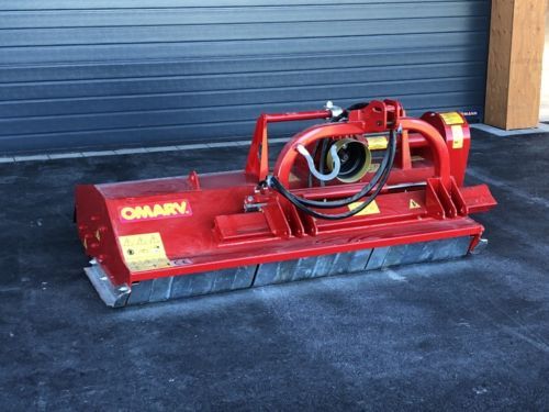 Eine rot-schwarze Maschine steht vor einem Garagentor.