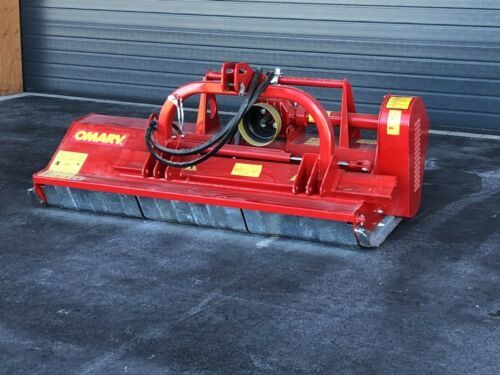 Eine rote Maschine mit dem Wort Omay darauf