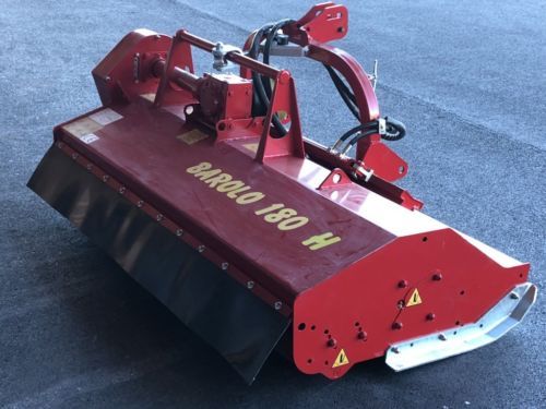 Ein roter Barolo 180 H Rasenmäher liegt auf dem Boden