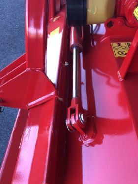 Eine Nahaufnahme einer roten Maschine mit einem daran angeschlossenen Schlauch.