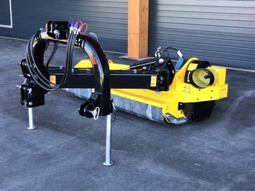 Eine gelb-schwarze Maschine steht auf einem Parkplatz.