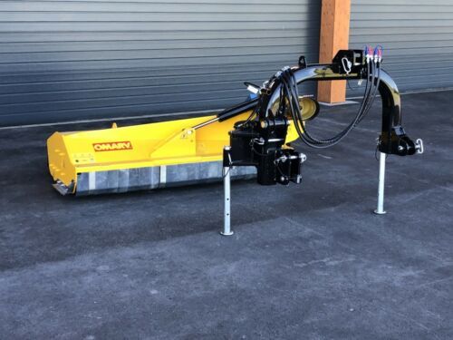 Eine gelb-schwarze Maschine steht am Straßenrand.