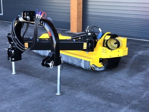 Ein gelb-schwarzer Rasenmäher steht auf einem Parkplatz.