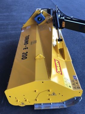 Eine gelbe Omary-Maschine steht auf dem Boden