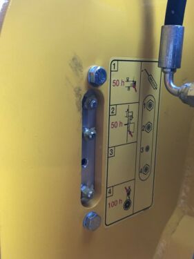 Eine Nahaufnahme eines gelben Objekts mit einem daran befestigten Schlauch.