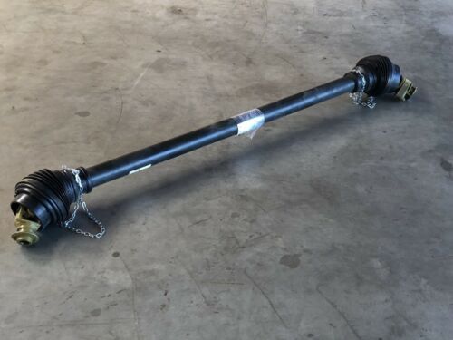 Auf einem Betonboden liegt ein schwarzer Schaft.