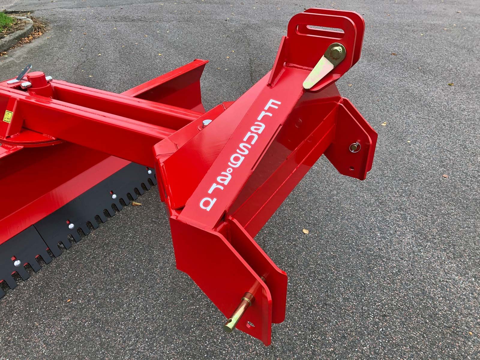 Eine Nahaufnahme von einem roten Traktorblatt mit chinesischer Schrift darauf