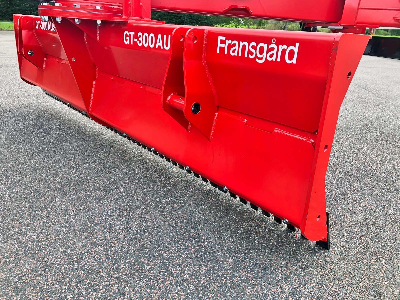 Ein roter Traktor mit dem Wort Fransgard darauf