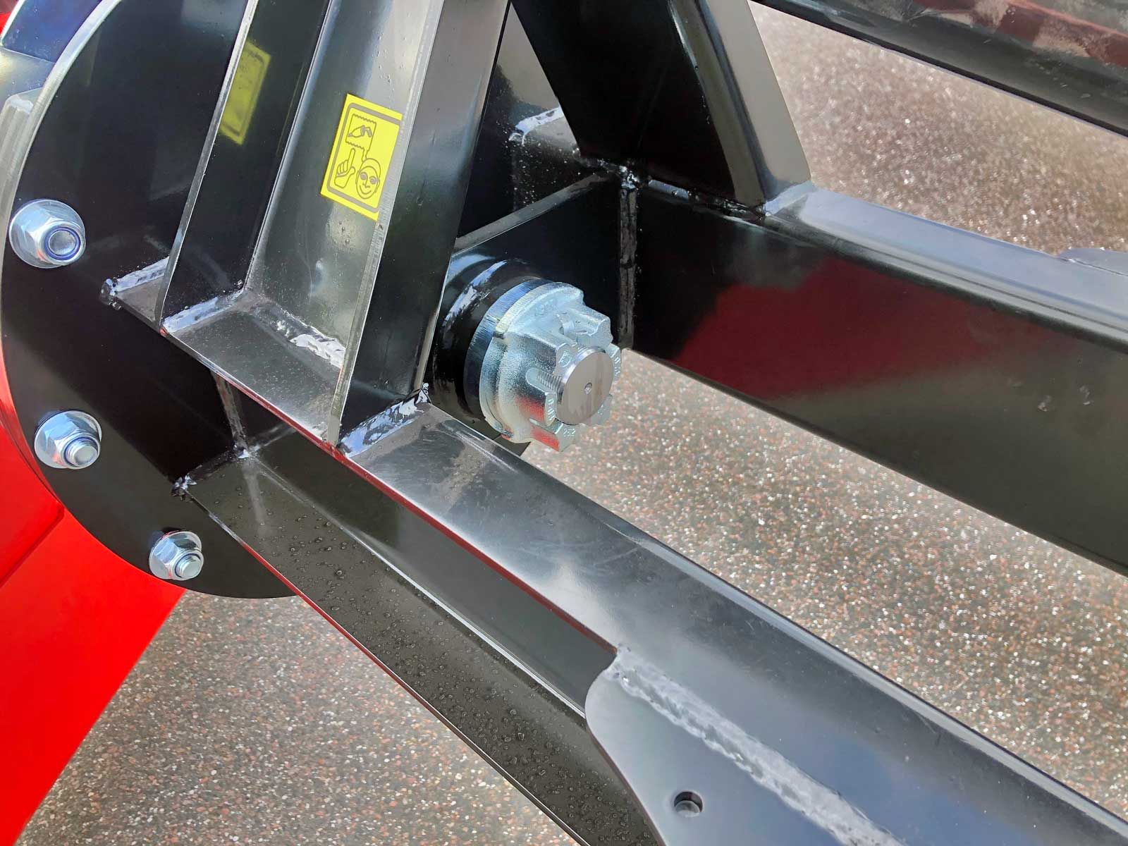 Eine Nahaufnahme einer Metallstruktur mit einer Schraube darauf.