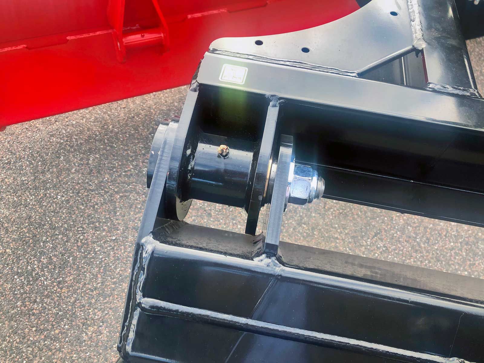 Eine Nahaufnahme eines Metallgegenstands auf dem Boden.