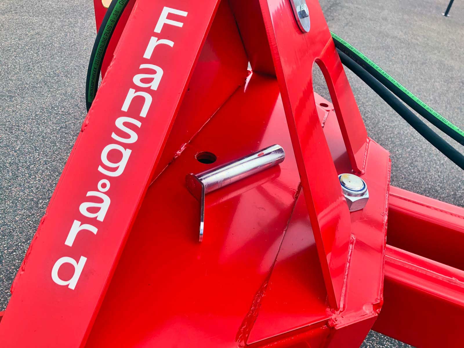 Eine Nahaufnahme eines roten Objekts mit dem Wort Traktor darauf
