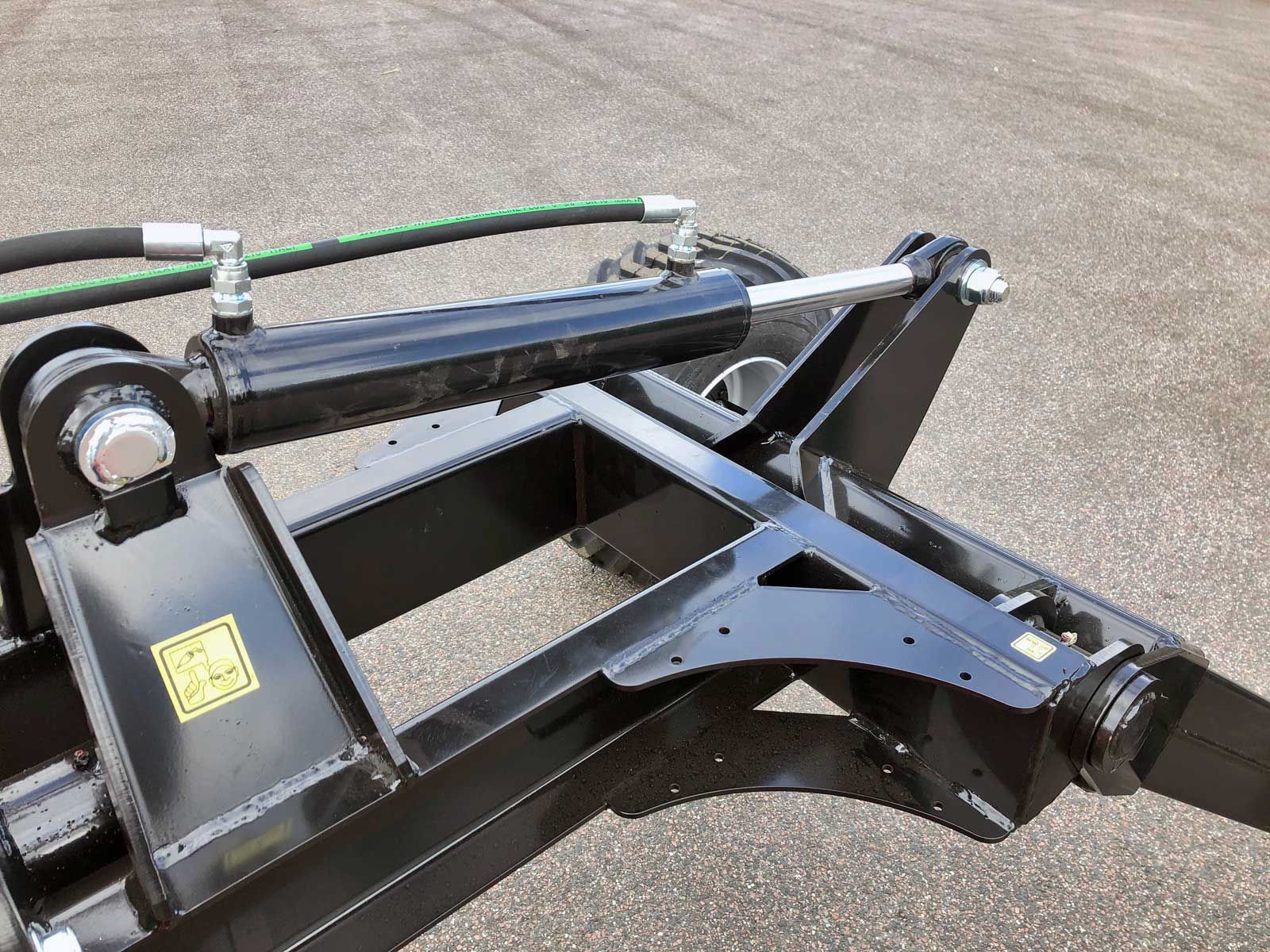 Eine Nahaufnahme eines Hydrauliksystems an einem Traktor.