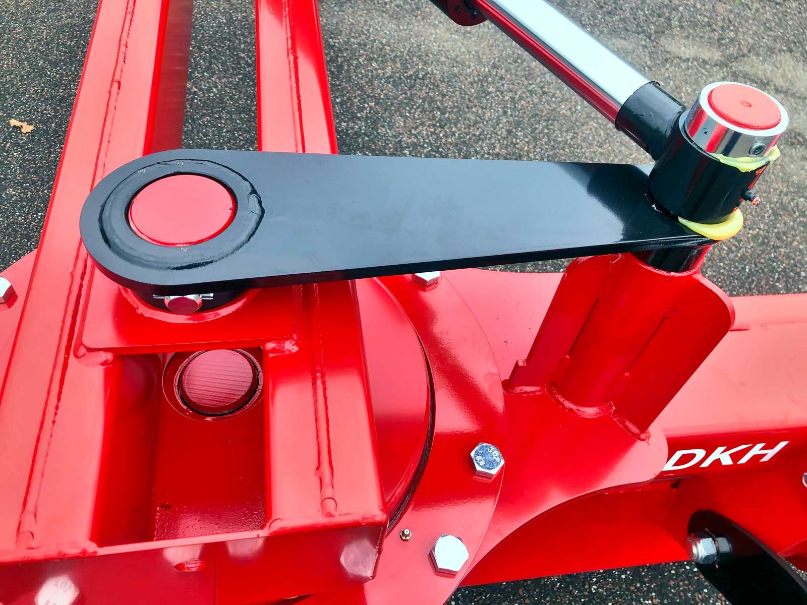 Das Wort dkh steht auf der Seite eines roten Objekts