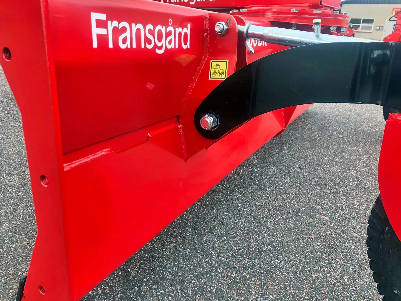 Ein roter Traktor mit dem Wort Fransgard darauf