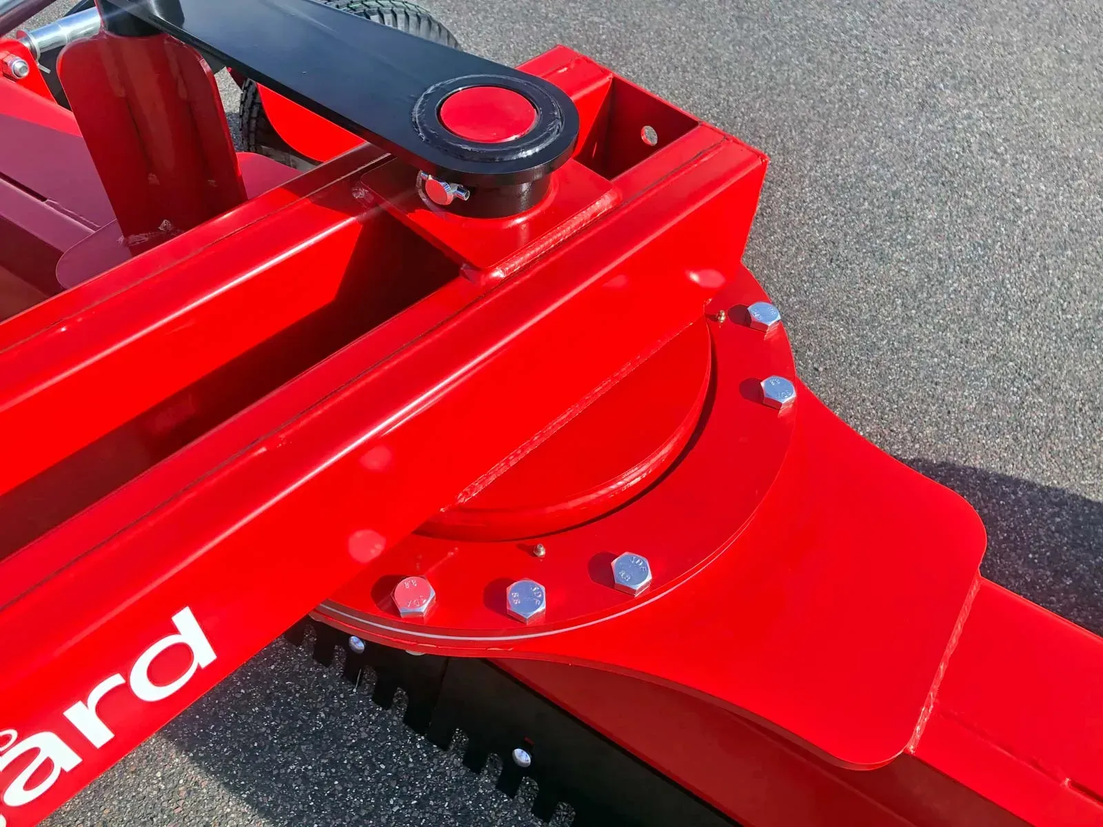 Eine Nahaufnahme einer roten Maschine mit dem Wort ard darauf