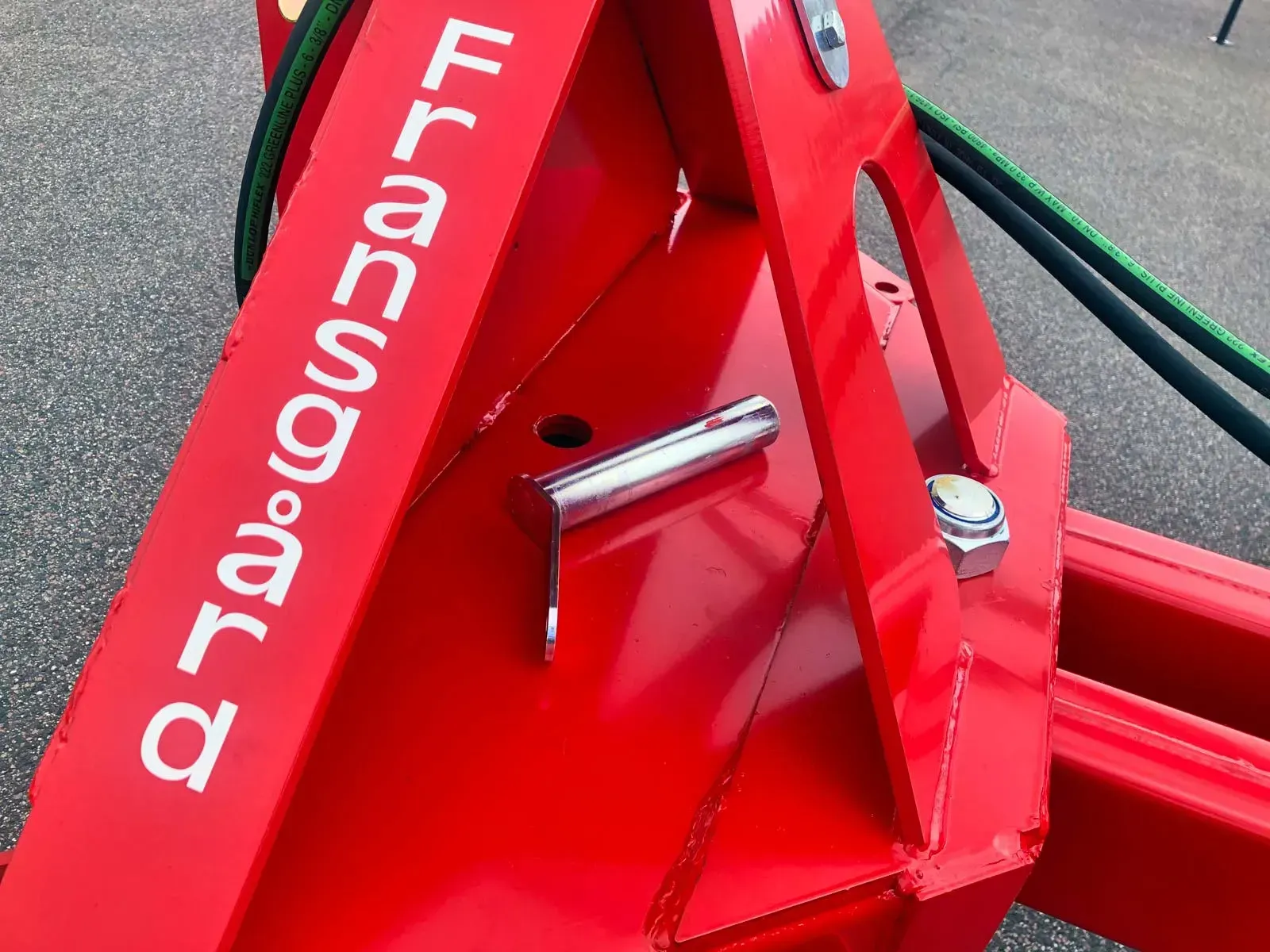 Eine Nahaufnahme einer roten Maschine mit dem Wort Traktor darauf