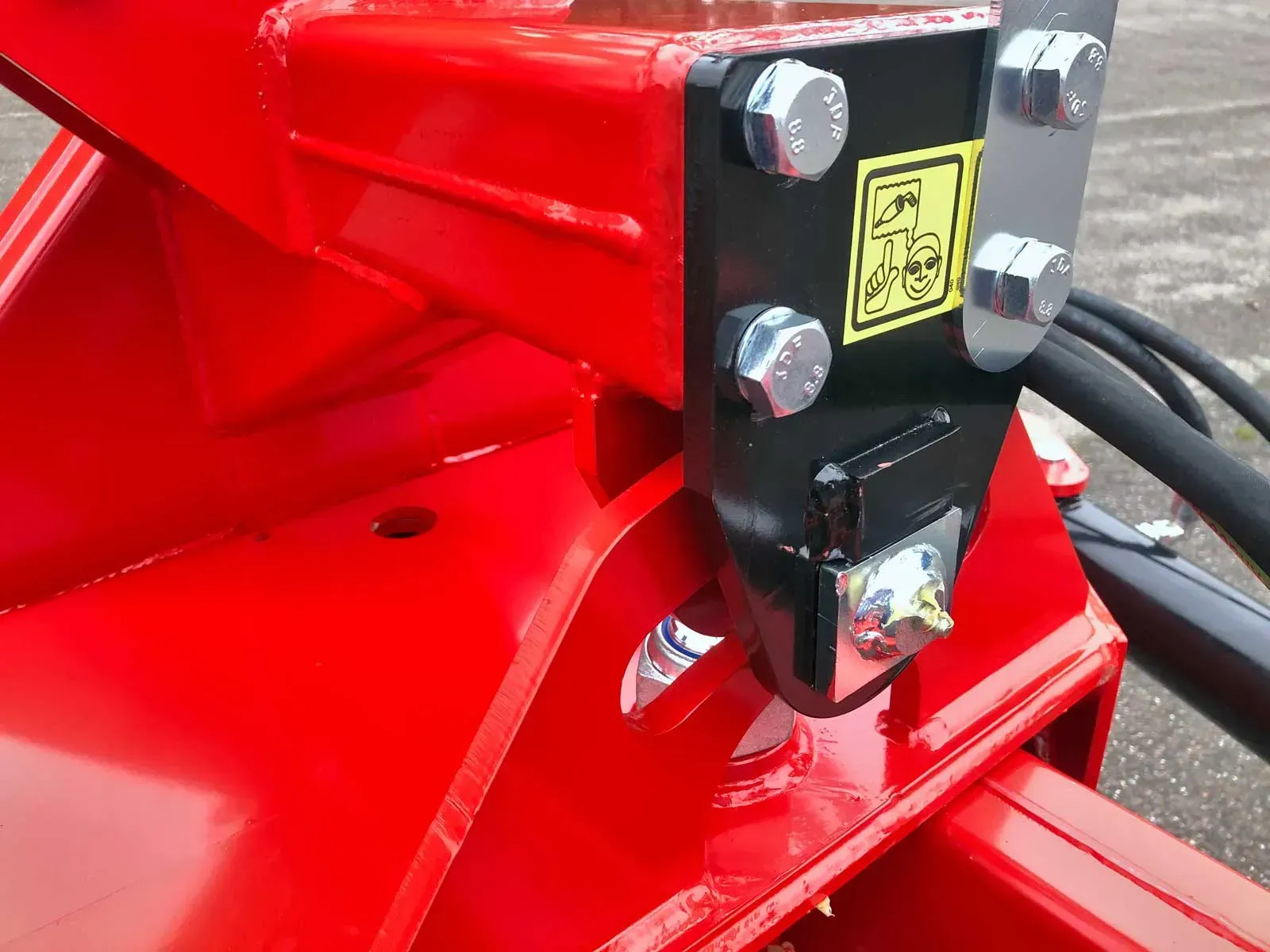 Eine Nahaufnahme eines roten Metallobjekts mit einem Warnschild darauf