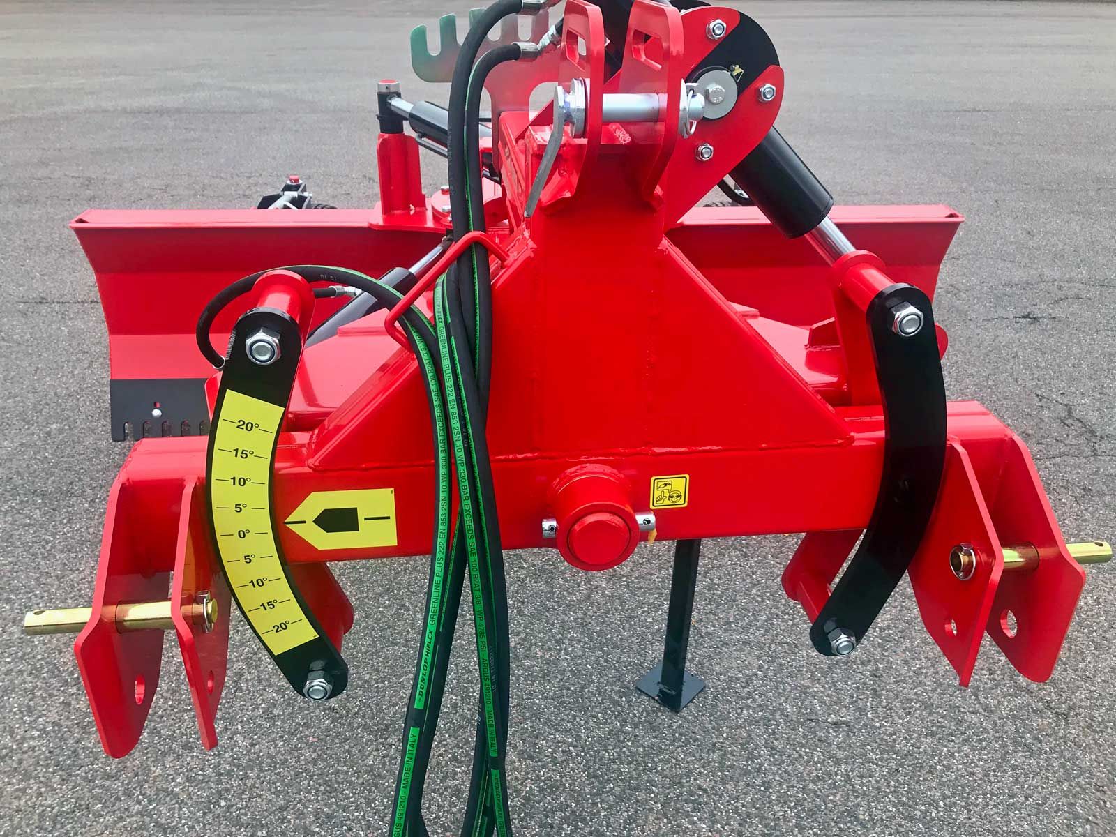 Ein roter Traktor mit einem gelben Pfeil nach rechts