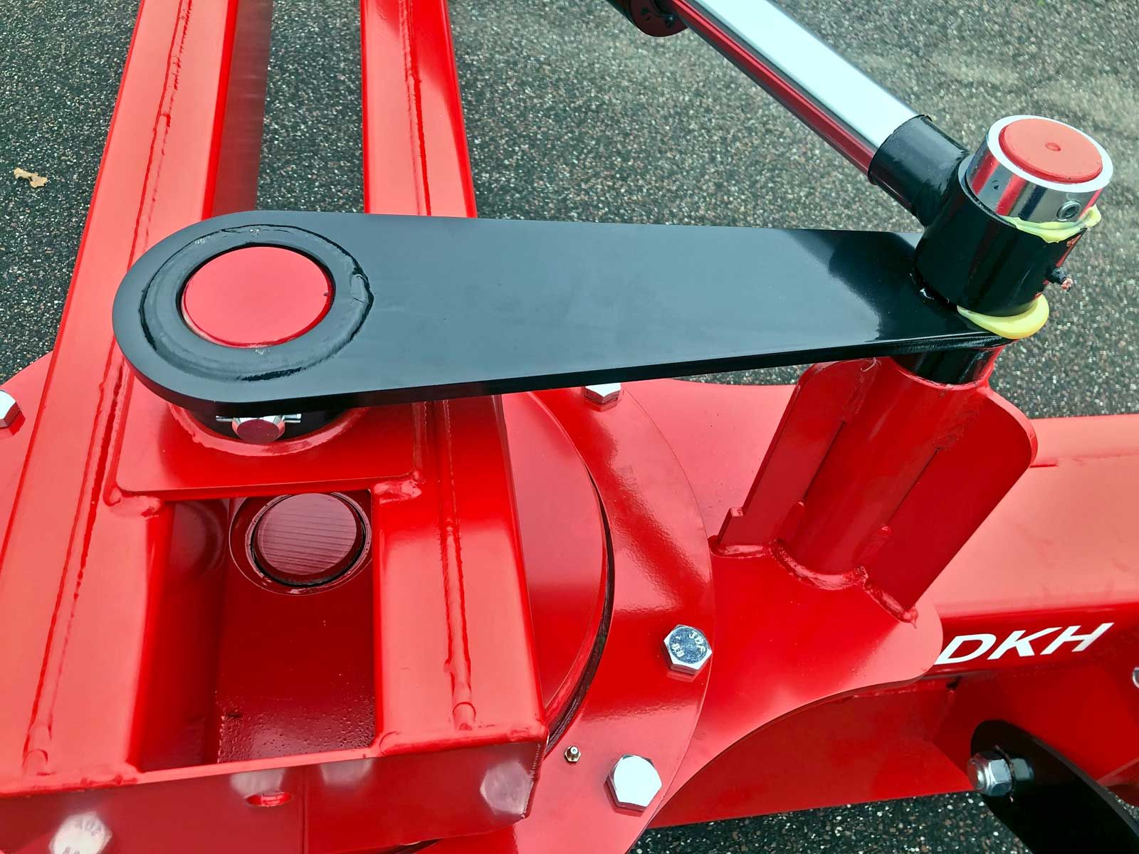 Eine Nahaufnahme einer rot-schwarzen Dkh-Maschine