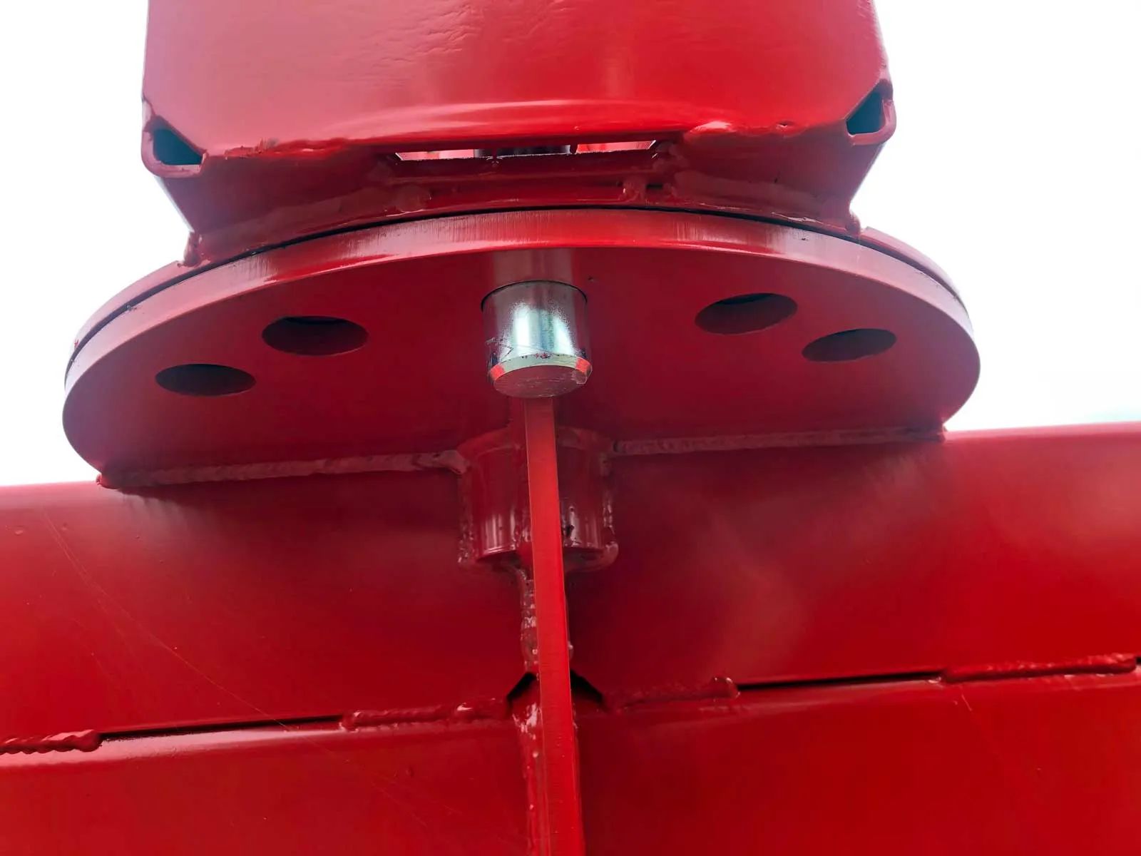 Eine Nahaufnahme eines roten Objekts mit einer Schraube darin