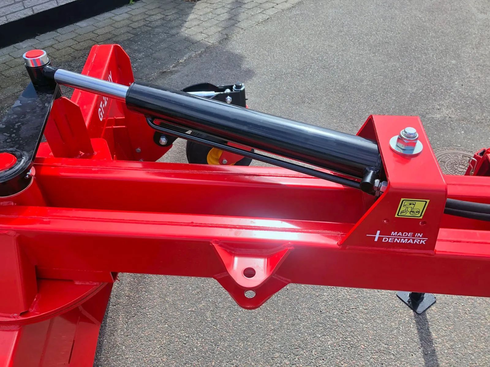 Eine Nahaufnahme einer roten Maschine mit einem schwarzen Zylinder darauf.