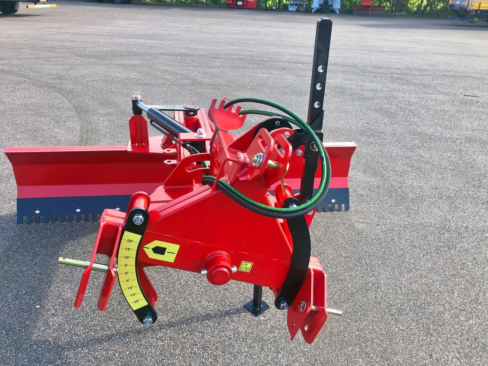 Eine rot-schwarze Maschine mit dem Buchstaben B darauf