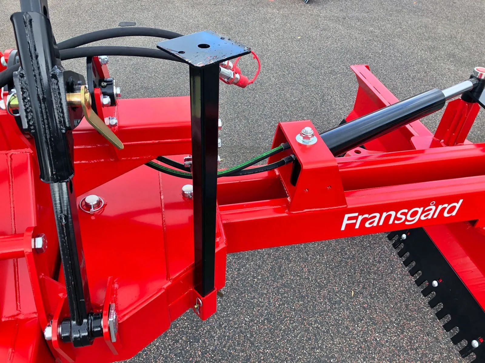 Ein roter Traktor mit dem Wort Fransgard darauf